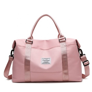 Sac de sport de week-end rose écologique grande capacité avec logo personnalisé, sac de voyage imperméable pour femme - Product Image 1
