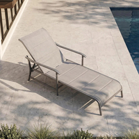 Chaise longue de piscine moderne J&M Outdoor grise, transat de patio en métal avec accoudoirs, écologique et durable pour parc