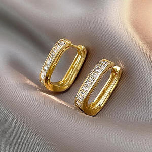 Orecchini a Cerchio Dorati da Donna con Diamanti Taglio Principessa, Montatura a Canale, Placcati in Oro 18K, in Lega di Zinco, Classici per Uso Quotidiano - Product Image 3