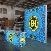 Comptoir portable Yota 10x10 pour salons professionnels avec éclairage LED SEG et stand en tissu lumineux pour exposition