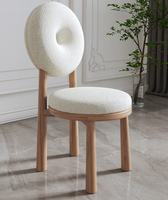 Meubles de maison au design moderne Chaise de salle à manger en laine d'agneau et bois à assise souple pour le salon et l'hôtel