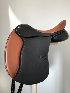 Selle de dressage en cuir faite à la main sur mesure avec panneaux absorbant les chocs et assise profonde, selle de cheval durable pour l'entraînement au dressage - Product Image 4