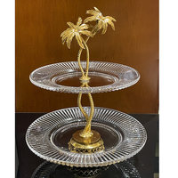Plateau à gâteau en cristal européen avec trépied en cuivre. Articles de décoration intérieure français pour salon, salle à manger et bureau. Échantillon de fruits divers