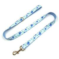 Set Harness dan Tali Anjing Poliester Motif Blueberry Baru 2026 dengan Dasi Kupu-kupu dan Dispenser Kantong Kotoran untuk Jalan-jalan, Rompi Anjing