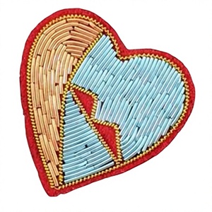 THREEATONE ENTERPRISES TE-2118 Broches Abeille Mignonnes et Tendance, Broderie à la Main au Fil de Bouillon, Logo Personnalisé, Épingle de Sûreté en Toile - Product Image 1
