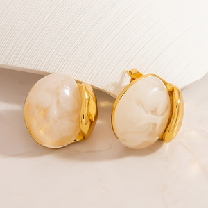 Pendientes Huggie de Resina Geométrica en Forma de Arco, Color Oro 18K, Poste de Acero Inoxidable, Diseño Simple y Moderno - Product Image 3