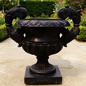 Urne de jardin en marbre noir sculpté de style européen avec doubles poignées, grande urne vintage sculptée de style romain pour aménagement extérieur de villa - Product Image 1