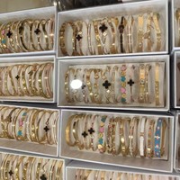 Bracelets et Joncs en Acier Inoxydable Styles Mixtes Abordables pour Femmes, Bijoux Tendance Dorés avec Trèfle, Cœur et Strass – Vente en Gros