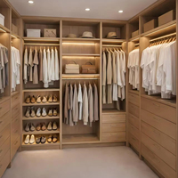 Système de dressing modulaire moderne sur mesure en bois grainé avec éclairage LED intégré pour chambre principale de villa