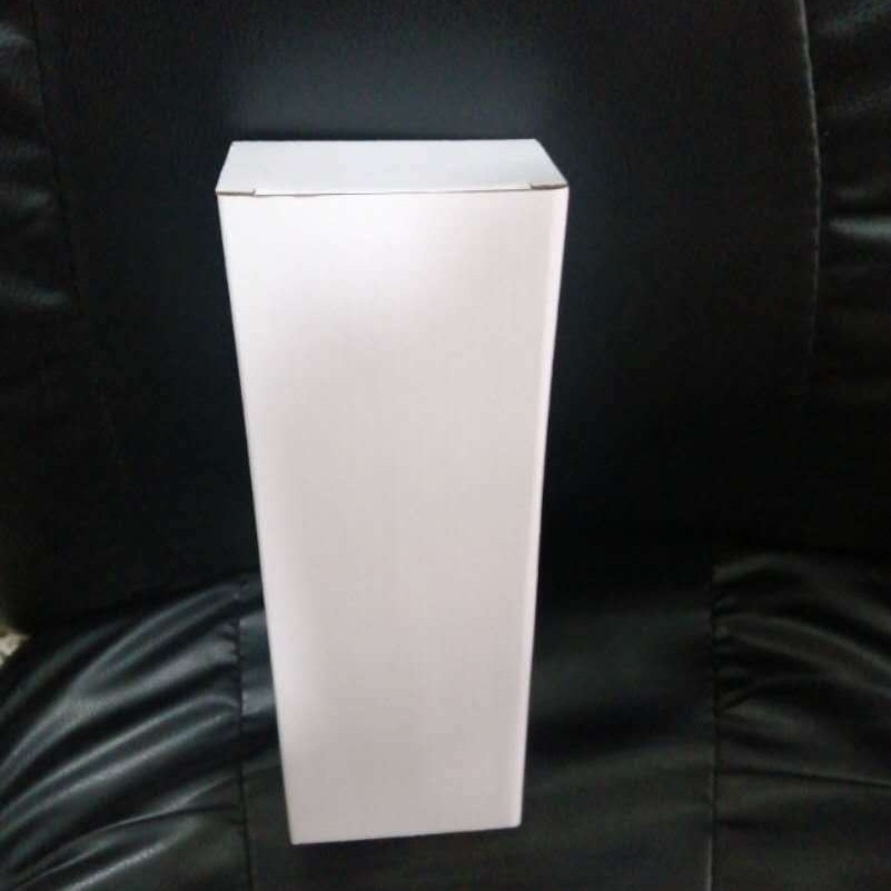 Caja blanca de mango corto.