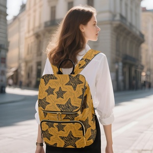 Mochila de Moda para Mujer con Diseño de Estrella, Bolsillo Grande con Cremallera Dorada, Logotipo Personalizado y Llavero de Bola Esponjosa - Product Image 6