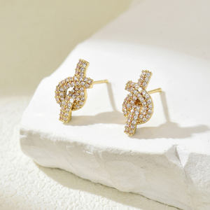 Meilleurs cadeaux d'anniversaire à la mode pour les femmes Boucles d'oreilles luxueuses mignonnes en cuivre avec nœud torsadé Boucles d'oreilles géométriques en zircon Bijoux personnalisés - Product Image 4