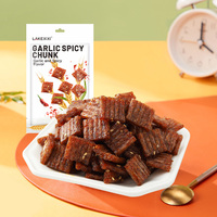 Vente en gros LAKEXIXI Série Traditionnelle Latiao Snacks croustillants aux céréales Bâtonnets de gluten soufflés Goût ail épicé Semi-moelleux 92g Halal