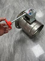Régulateur d'amortisseur à vis sans fin en acier inoxydable galvanisé à commande manuelle, monté au plafond, pour usage hospitalier (vente en gros)