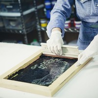 Encre liquide polyuréthane huileuse haute brillance pour matériaux de chaussures, idéale pour la fabrication de semelles en PU/PVC et l'application sur surfaces en cuir.
