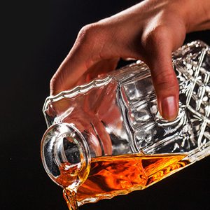 1 Decantador de Cristal de 33.8 oz con Diseño de Diamantes y Estampado Dorado para Whisky, <span class=keywords><strong>Bourbon</strong></span> y Licores - Product Image 3