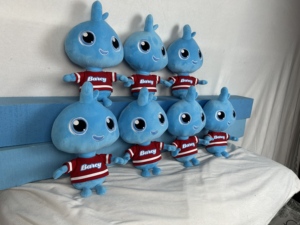 Nuovo Peluche Personalizzato Sunrise, Morbido Pupazzo Blu a Forma di Cartone Animato BARCY con Maglietta Rossa per Promozioni Festive - Product Image 6