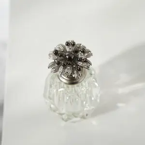 Venta caliente Fancy Attar Crystal Oil Bottle con Luxury Zamak Flower Cap para Oud Essential Oil Perfume