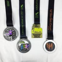 Médaille en métal moulé plaqué or 5K 10K Runs Charity Walks School Awards Revêtement époxy résistant aux rayures gravé Noël