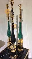Planche de pierres précieuses, design d'intérieur de luxe, villa à Dubaï, main courante d'escalier en pierre de malachite, pilier