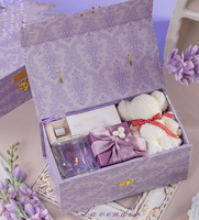 Boîte cadeau rigide en carton écologique élégante avec fermeture magnétique, poignée et motif violet offset pour souvenirs de mariage