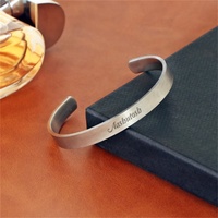 ONLY U Custom 4mm 8mm Bracelet pour homme en acier inoxydable Nom gravé Majuscule Initiale Vintage Argent Mat Brossé Bracelet manchette