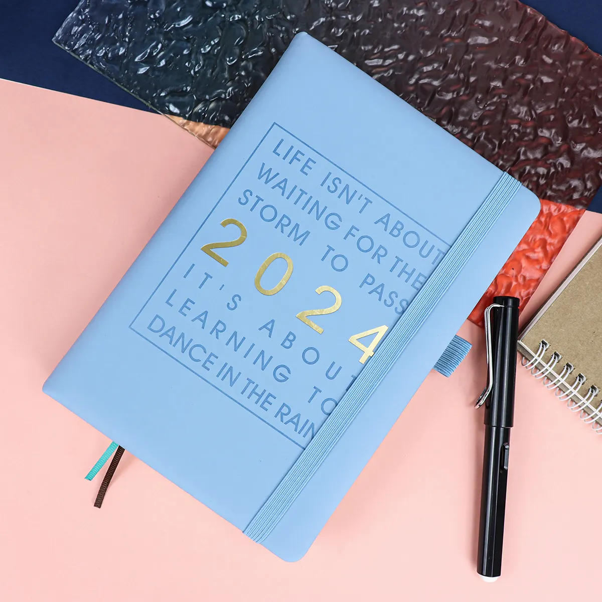 Tren 2024 baru A5 sampul keras kalender buku catatan diari dengan band elastis tanda buku logo OEM untuk hadiah Natal Tahun Baru