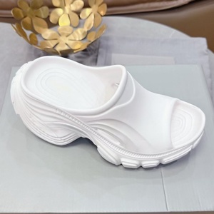 Sandales de plage pour femmes en EVA légère, imperméable, à talon compensé, avec semelle dentelée de 9 cm d'épaisseur, en une seule pièce - Product Image 4