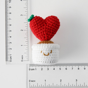 Adorno de <span class=keywords><strong>Cactus</strong></span> en Maceta con Forma de Corazón Rojo/Verde, Muñeca de Ganchillo para el Hogar, Adornos de Bricolaje, Decoración Art Deco, Producto Terminado de Hilo Tejido a Mano - Product Image 4