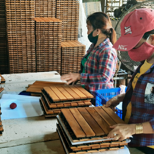 Azulejos de cubierta de madera de acacia sólida de Color personalizado marrón entrelazado de diseño moderno 300x300x24mm suelo antiarañazos a prueba de agua para - Product Image 1