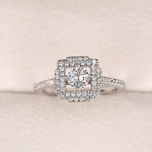 Anello Floreale con Micro Pavé di Zirconi per Donne, Design Traforato, Gioiello da Dito per Proposta di Matrimonio e Fidanzamento - Product Image 3