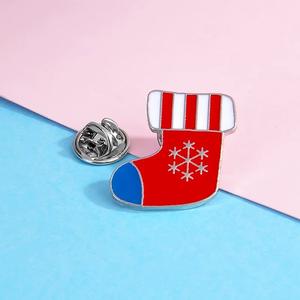 Altın kaplama kar tanesi sert emaye pin giyim schoolbag süsleyin broş noel hediyeleri ile özel kar tanesi yaka pin debriyaj - Product Image 2