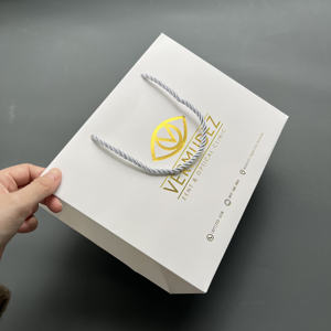 Bolsas de Compra de Papel Blanco Personalizadas con Estampado en Dorado - Empaque de Regalo de Lujo para Clínicas Ópticas, Gafas y Salones de Belleza - Product Image 2