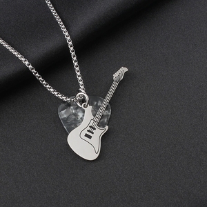 Collier pour homme avec pendentif en forme de plectre de guitare rock en acier inoxydable - Product Image 4