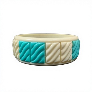 Brazalete de Resina Esculpida de la Mejor Calidad, Redondo, Moderno, Artístico, Decorativo, con un Diseño Único en Color Verde Azulado y Crema, Ideal para Bodas y Fiestas - Product Image 1