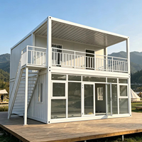 Villa préfabriquée à deux étages en panneaux sandwichs plats intégrés, grandes fenêtres en verre, balcon, design moderne pour usage bureautique ou résidentiel