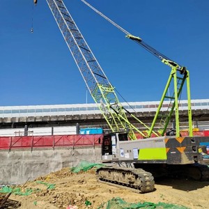 Grue sur chenilles ZCC550H de 55 tonnes avec boîte de vitesses de flèche, roulement, moteur et composants essentiels pour les levages lourds - Product Image 6