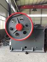 Concasseur à mâchoires robuste et durable avec roulement et moteur, capacité max. 850 t/h pour l'exploitation en carrière