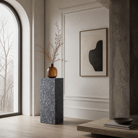 Colonne en terrazzo moucheté foncé, socle rectangulaire en pierre haute pour présentation en hôtel ou showroom, personnalisable