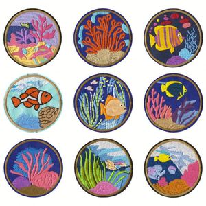 แผ่นปะผ้ารูปวงกลมลายการ์ตูนสัตว์ทะเลสีสันสดใส ปักลายสาหร่ายและปลาประดับตกแต่ง สำหรับติดเสื้อผ้าและหมวก - Product Image 2