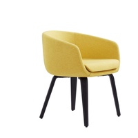 Fauteuil lounge jaune en tissu tissé texturé avec pieds courbés en bois, idéal pour café, négociation ou comme chaise d'invité