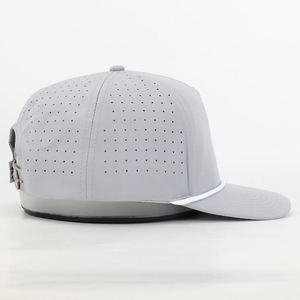 Gorra de béisbol deportiva de poliéster gris de 5 paneles con logo de PVC personalizado al por mayor, perforaciones cortadas con láser, gorra de golf con cuerda - Product Image 4