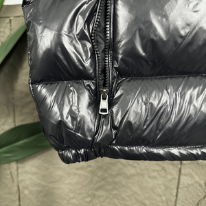 เสื้อกั๊กขนห่านสีดำเงาแบรนด์หรู Moncler พร้อมฮู้ดและกระเป๋าซิป - Product Image 2