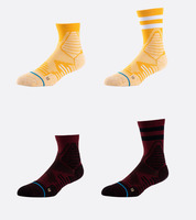 Chaussettes de sport blanches à compression personnalisées avec logo OEM pour hommes, motif léopard cool, logo sur le bas, idéales pour le basketball et l'exercice de printemps
