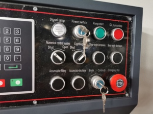 Machine de cisaillement hydraulique à guillotine en métal à haute rigidité QC11K 16*3200 avec pompe et moteur pour la découpe de tôles en acier inoxydable - Product Image 2