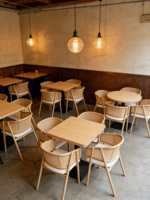 Table à manger en bois de style industriel rétro avec chaises en rotin tressé, mobilier de café bistro