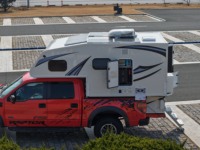 Camper pour camionnette avec un design extérieur moderne