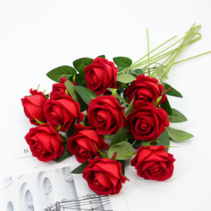 Bouquet de roses artificielles, pétales en velours rouge, polyester, décoration d'intérieur, ornement de bureau pour mariage - Product Image 1