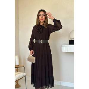 เดรสทรงเอไลน์ผ้าชีฟองสีน้ำตาลสุดหรู พร้อมดีเทลโบว์ที่คอเสื้อและชั้นผ้าบาง - Product Image 2