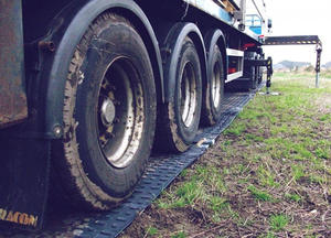Alfombrillas de pista para equipos pesados: impermeables, reutilizables, duraderas y fáciles de limpiar para vehículos, eventos, césped y maquinaria - Product Image 2